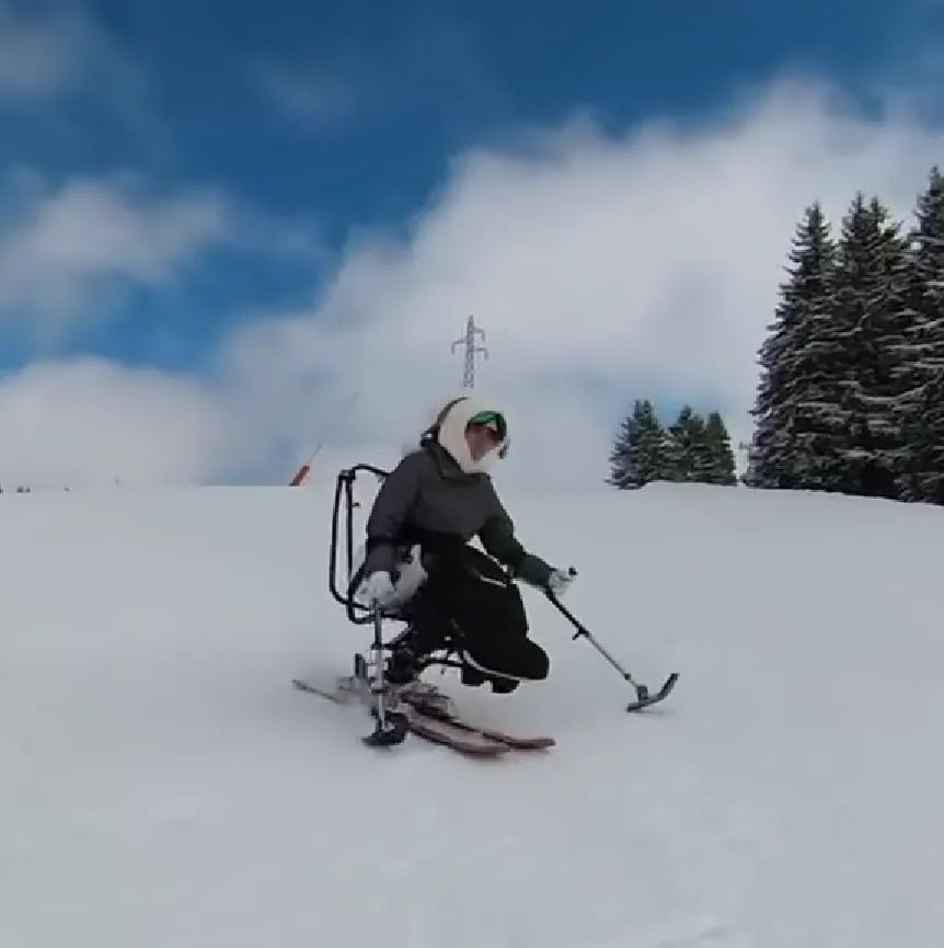 Une descente en ski assis sur une piste enneigée
